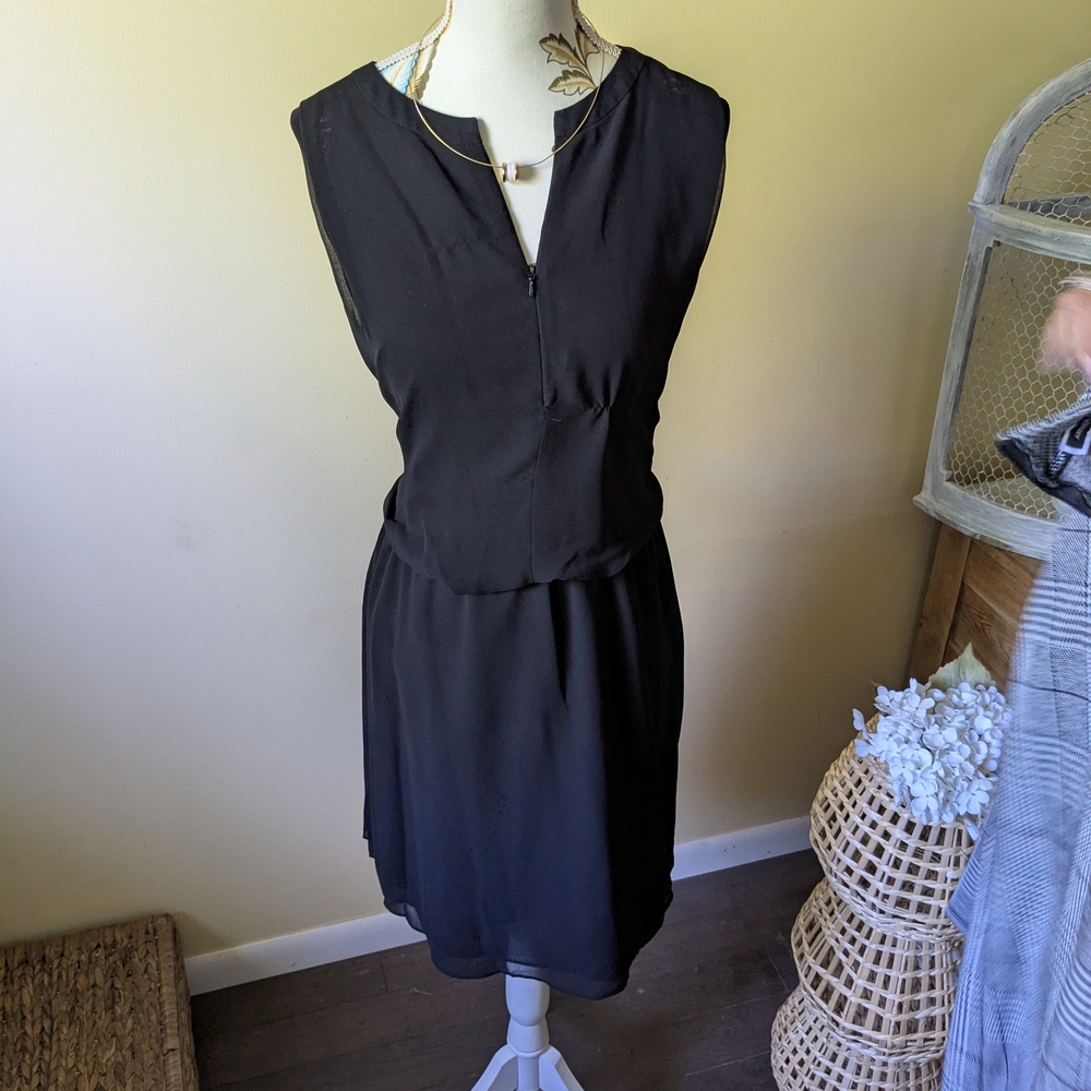 Classic Black Sleeveless V-Neck Day Dress